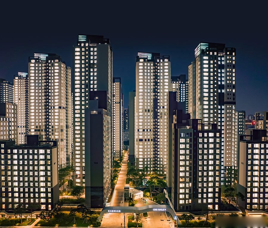 래미안 원베일리 야간 항공 전경 — 옥탑 유리박스 경관조명과 스카이브릿지