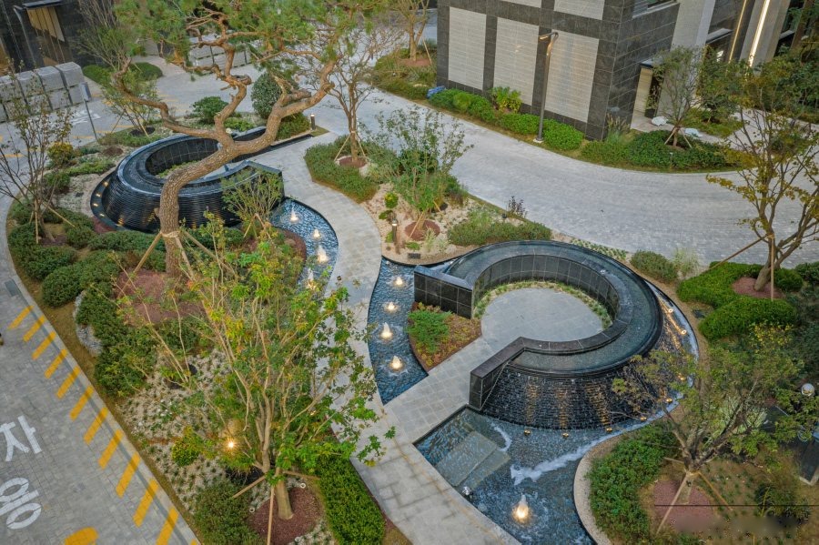곡선형 캐스케이드와 실개천이 이어지는 정원을 위에서 내려다본 모습