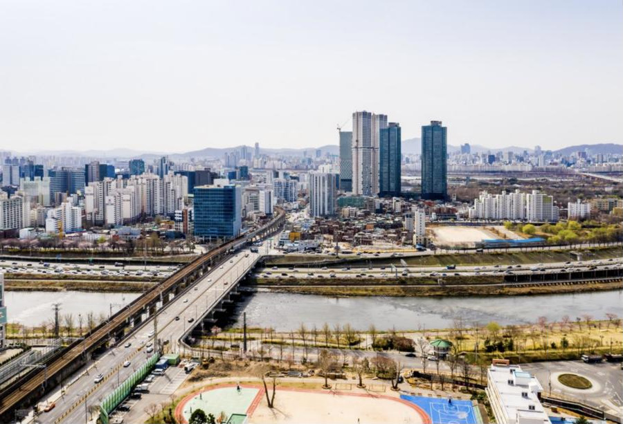 중랑천과 성동교 너머의 아크로 서울포레스트