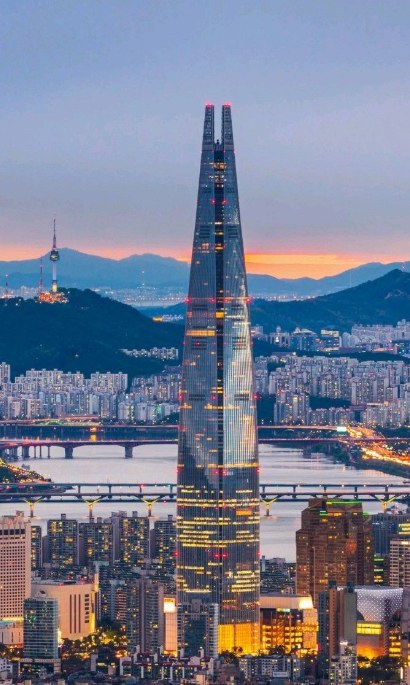 남산과 한강을 배경으로 한 롯데월드타워