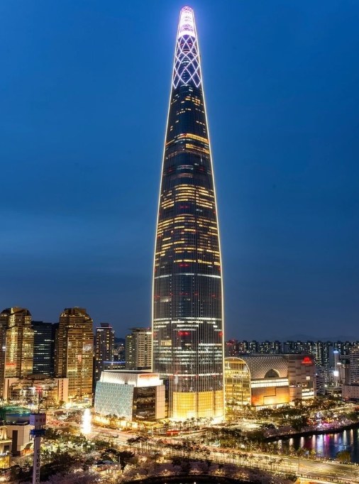 야간 조명이 켜진 롯데월드타워 전경
